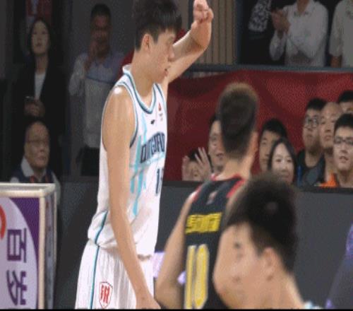 兴奋！杨瀚森半场13投9中独得18分8板1帽梦幻脚步秀翻李慕豪