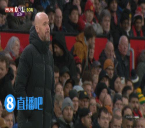 开场5分钟就丢球,滕哈赫场边眉头紧锁