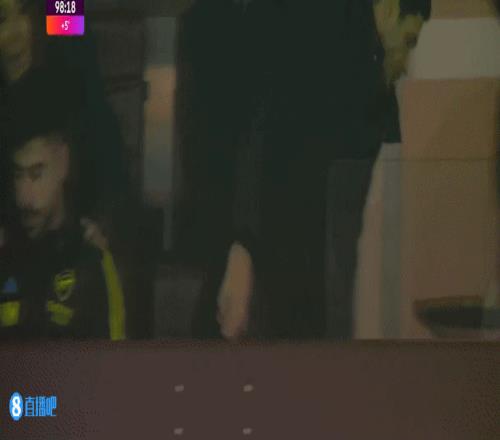 看不下去了全场比赛结束之前,阿尔特塔提前返回更衣室