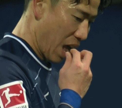 巧克力的连锁反应浅野拓磨吃下球迷扔的巧克力,后倒钩+破门
