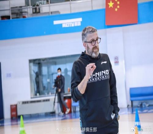 付政浩:乔里欧能改变首钢进攻单一&防守下滑的困局谨慎看好