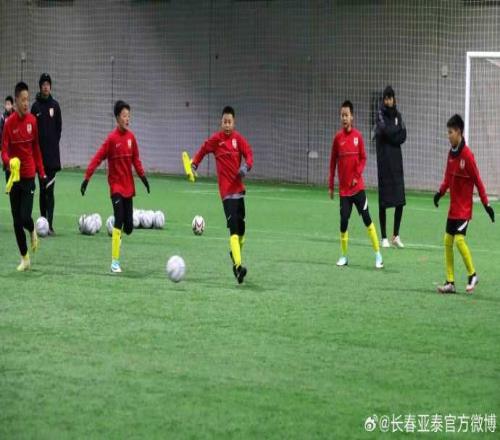 亚泰四支梯队一边备战期末考试,一边在室内足球馆准备冬训