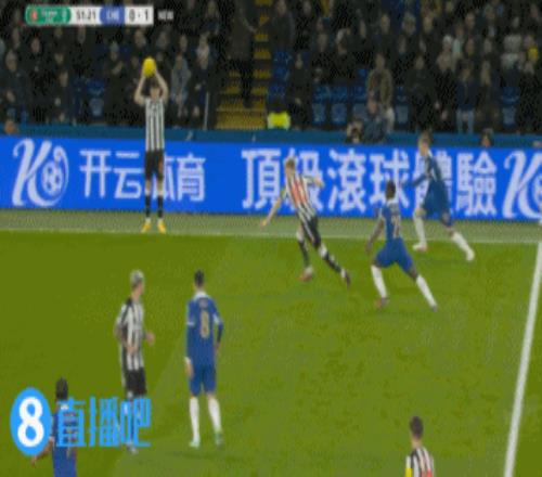 戈登伤退，导播回放凯塞多开场对他的蹬踏犯规