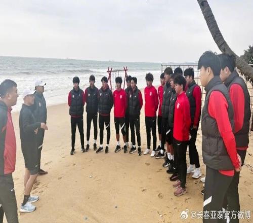 追随一线队老大哥长春亚泰U21队海口集结完成第一练