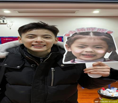 杨舒予社媒晒儿时照:小时候就掌握了小刘海遮发际线的小妙招