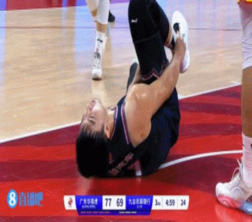 但愿无碍！张明池崴脚受伤离场