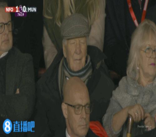 曼联&森林名宿杰夫怀特福特现场观战，似乎在看台睡着了