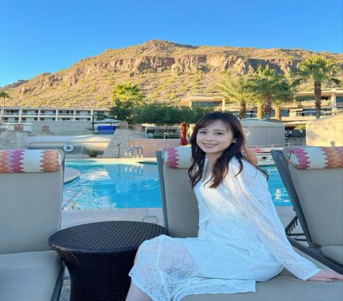 岁月静好渡边妻子晒美照：愿大家在2024年都平和幸福