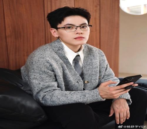 帅气的小羊！杨舒予更博送祝福：新的一年大家都要健康平安