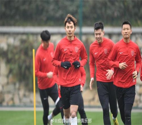 成都蓉城教练组和队员们回到训练场,明日启程前往海口开始冬训