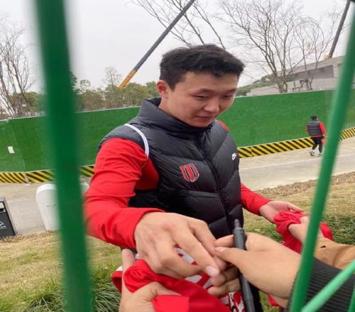 下树了李扬现身蓉城基地,身穿蓉城训练服为球迷签名