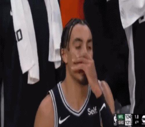 领袖气质初显!琼斯投丢关键球非常懊恼文班上前安慰鼓励