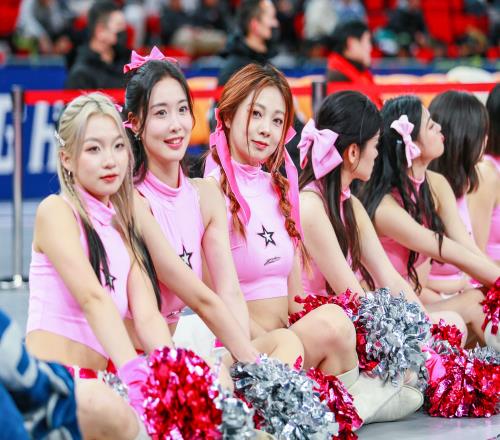 小吧又来现场看上海男篮啦啦队IDANCE啦还偶遇了美女主播