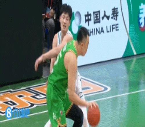脑瓜嗡嗡的!韩德君被纪卓打头违体犯规下场休息赵继伟顶替罚球