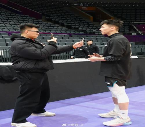 媒体人:晓宇的鼻子遭遇了骨折他说没歪的很厉害&尽力帮助球队