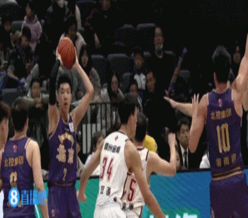 直捣黄龙!邹雨宸持球溜底线切入完成暴扣