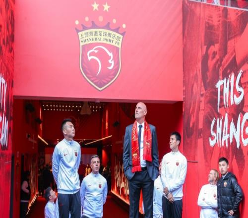 海港队新任主帅穆斯卡特见面会上,球员代表奥斯卡、王燊超表态