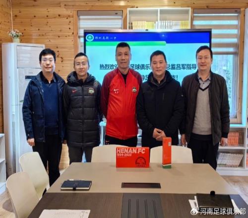 河南足球俱乐部召开青训学校合作交流会吕军前往高新一中交流
