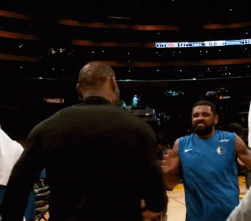 NBA官方晒詹姆斯和欧文拥抱致意视频：就像以前那样