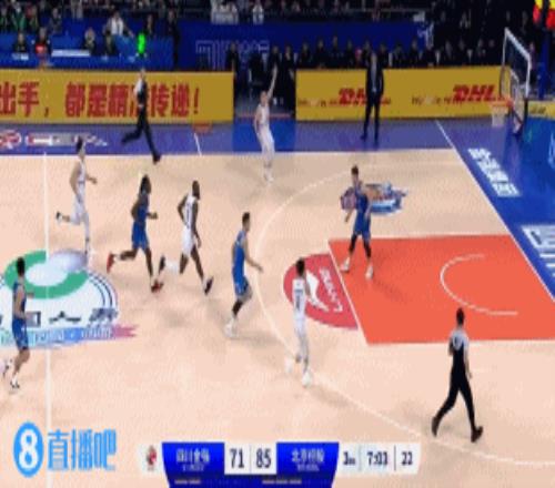 泰山压顶!陈国豪积极冲抢前场篮板迎着奥贝克帕完成暴力补扣
