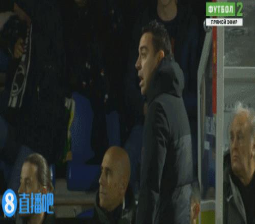 没闲着巴萨vs西协甲球队，哈维场边指挥不断不满发泄