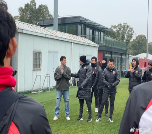 买提江前往俱乐部基地向海港队友告别:我们的情谊会始终保持