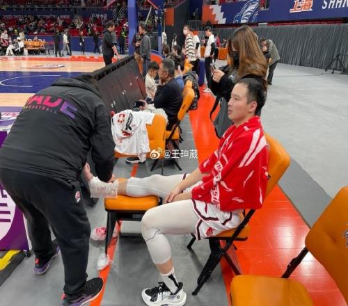 媒体人：王奕博崴脚有点严重本场比赛大概率不回归了