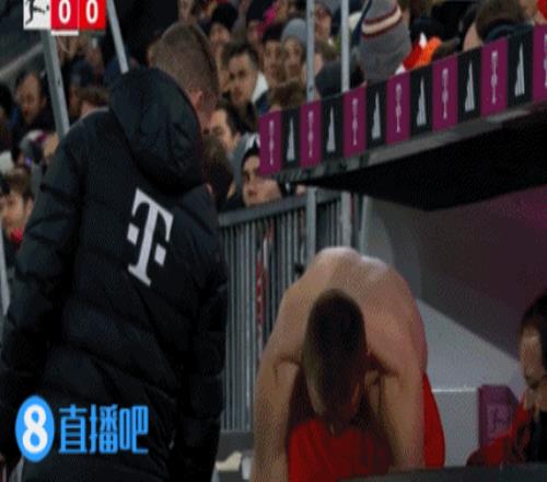 拜仁首秀!于帕在奔跑中拉伤腿筋,中场休息后戴尔替补登场
