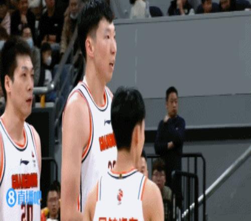 发生甚么事了周琦被裁判吹罚了一个技术犯规随后指着裁判抱怨