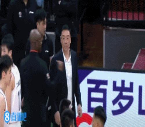 裁判你阻挡犯规了啊!弗格绝杀三分撞到裁判最终打铁