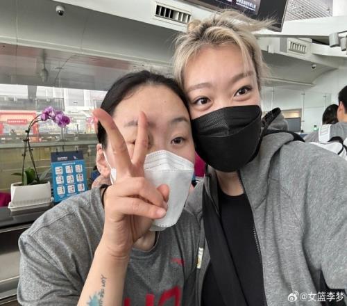 冲!李梦晒出征照:中国女篮加油祝一切顺利也愿我的腿腿加油