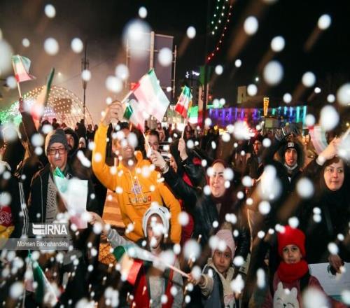 不顾天气寒冷，伊朗民众走上街头庆祝伊朗队21逆转日本队