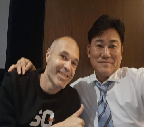 巴萨老队友重逢!伊涅斯塔抵达日本,后天代表神户战迈阿密国际