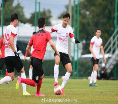 成都蓉城热身赛20胜韩国江陵FC,队长周定洋与小将王彬翰进球