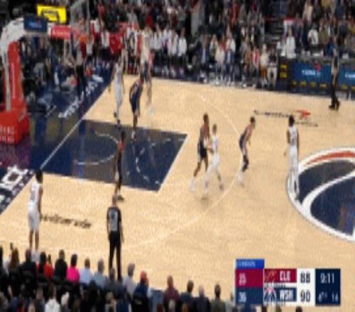 这太厉害了！米切尔突破迎着防守高难度拉杆2+1