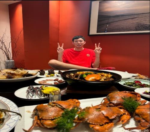 周琦发博晒年夜饭:祝大家新年快乐!龙凤呈祥鸿运当头