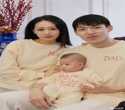 吴前的妻子晒家庭合照：祝大家新年身体健康、平安喜乐、万事如意