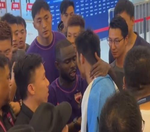 津媒:阿奇姆彭曾表示自己受到顾操种族歧视,如今双方成队友