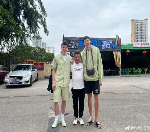 周琦晒与阿不都沙拉木的合照:上次出海冲浪还是在上次