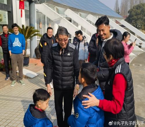 徐根宝迎80岁生日,张琳芃携一家来到基地看望恩师