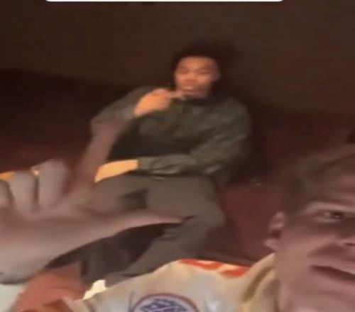 酋长夺冠!迪克狂喜巴恩斯先竖中指再打招呼