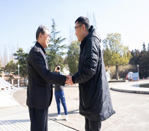 曹赟定、艾迪、朱辰杰等8名申花队员,到崇明岛看望恩师徐根宝