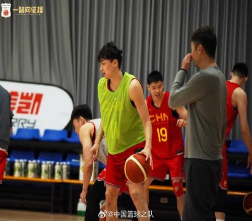媒体人：齐麟国家队训练遭遇膝伤正在积极康复&或无缘亚预赛
