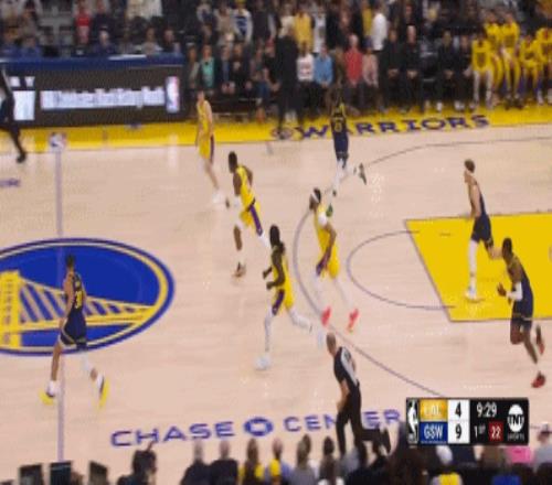 NBA官网晒库里不看人击地杂耍背传:库里你怎么做到的
