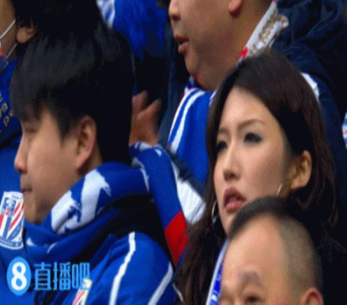 看台上的申花美女球迷看到镜头给到自己,捂嘴一脸惊讶