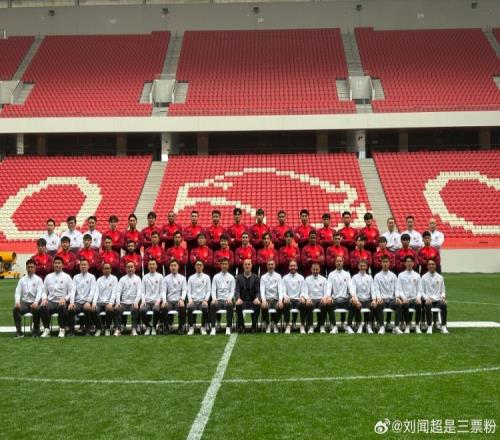 上港海港队拍摄新赛季全家福,31名球员参加&奥斯卡、武磊C位