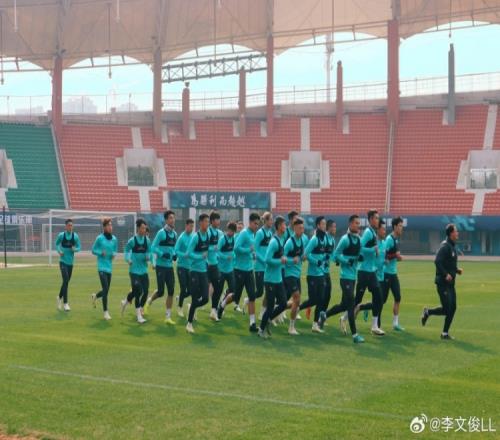 博主:河南队今天下午进行首堂公开训练,约450名球迷现场观看