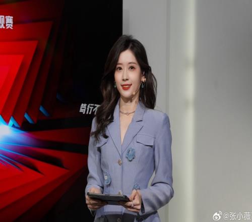 主持张小薇晒照：今天的妆照又美又欲