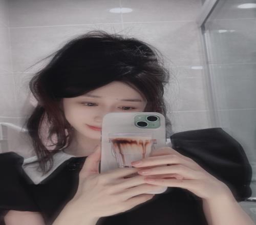 主持小悠晒照：对镜自拍美不胜收