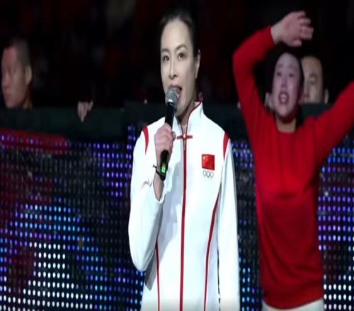 跳水皇后奥运冠军吴敏霞出席中超开幕式,演唱主题曲《超越》